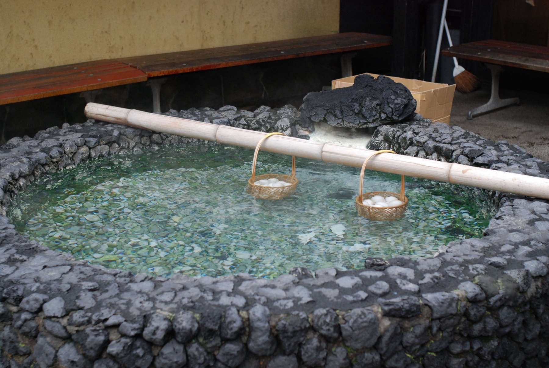 草津温泉の湯畑、湯けむりに包まれた木の樋