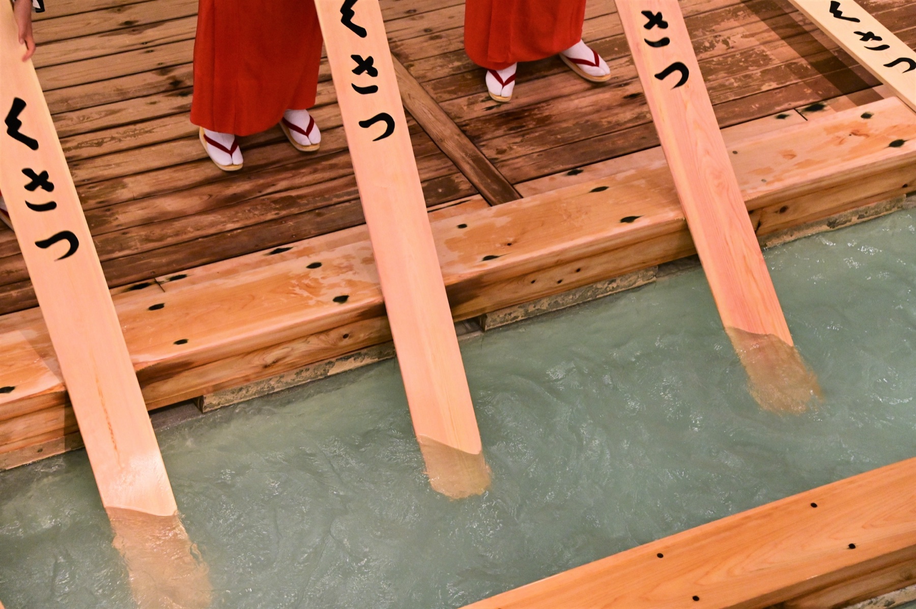 熱乃湯で行われる伝統の湯もみショー