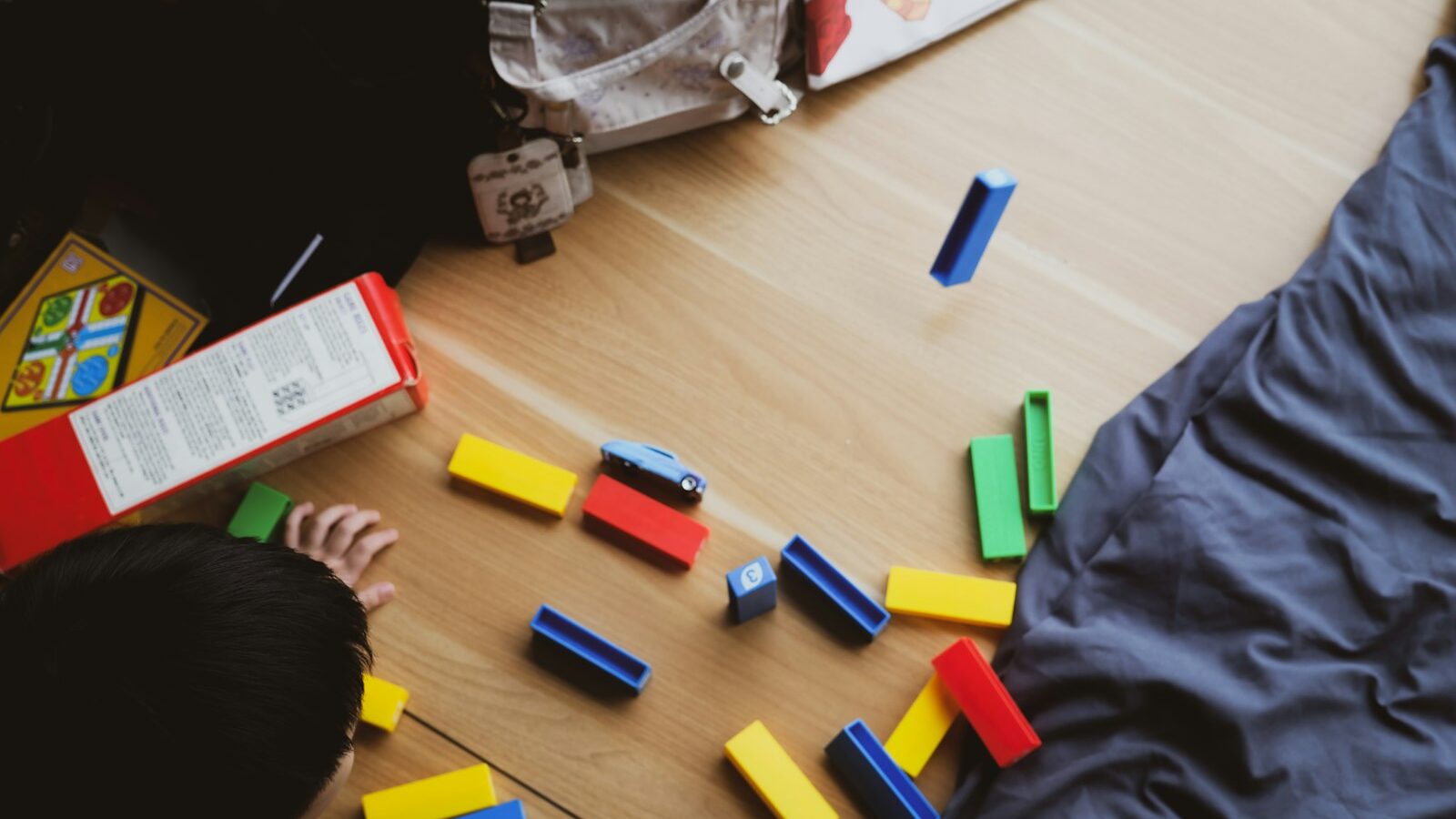 カラフルな積み木で室内遊びをする子ども
