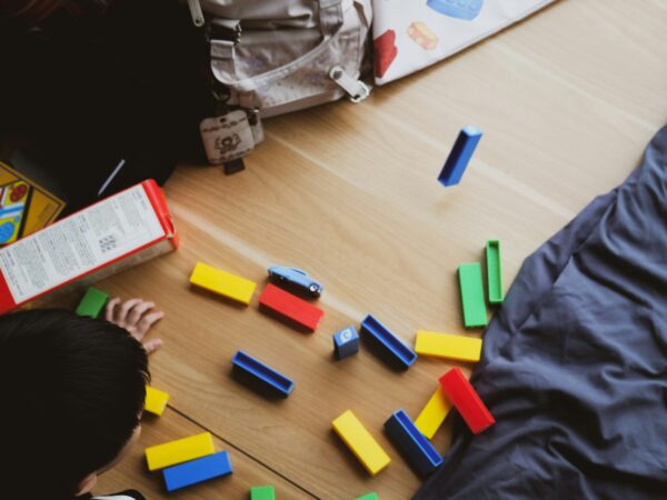 カラフルな積み木で室内遊びをする子ども